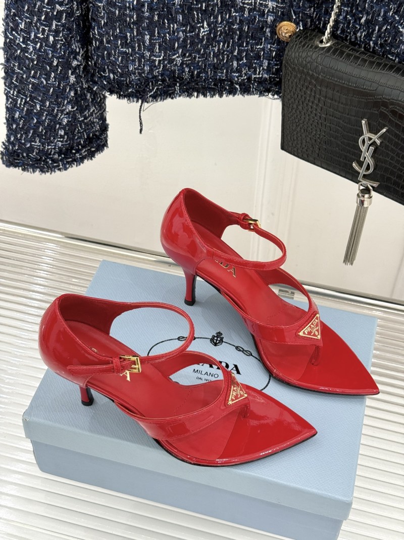 Женские красные лаковые босоножки Prada на каблуке