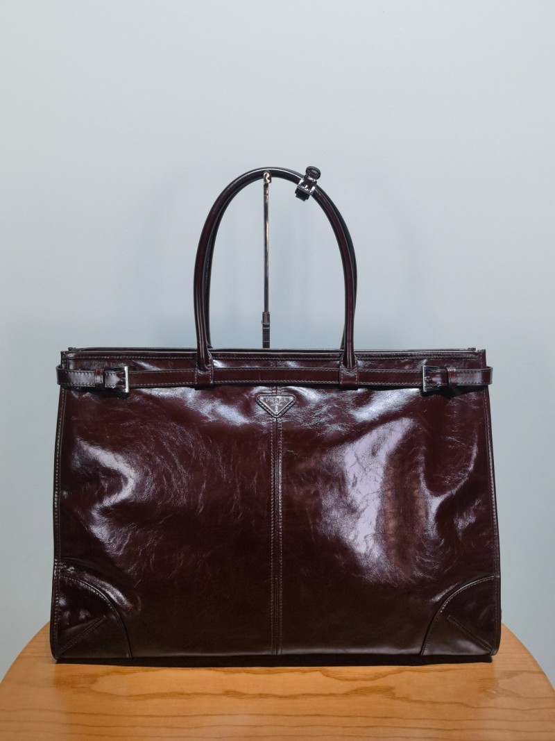 Сумка Prada из глянцевой кожи