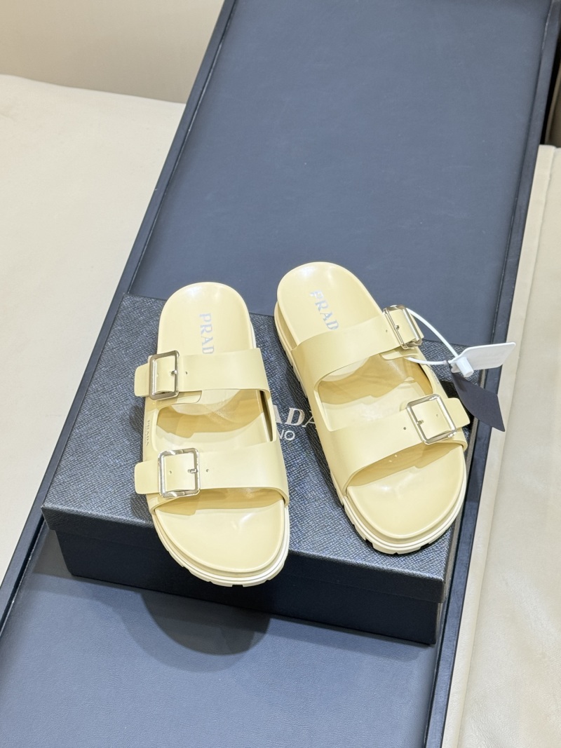 Женские шлёпанцы с металлической пряжкой Prada