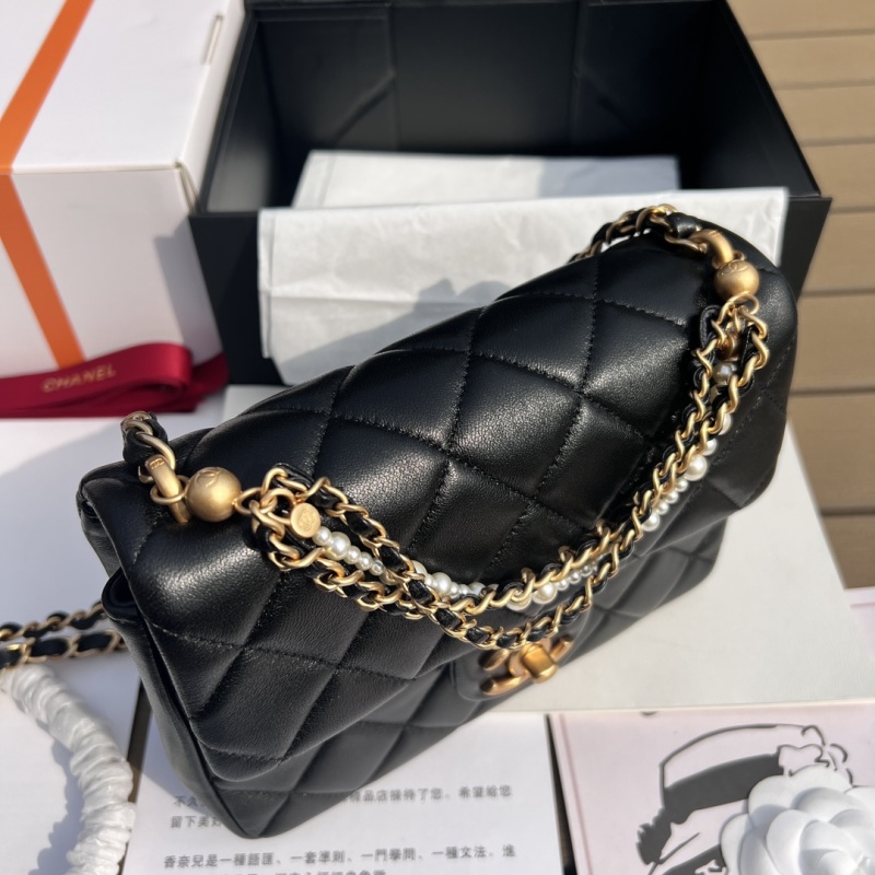 Черная стеганая сумка с золотой цепью Chanel