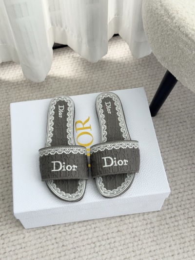 Женские шлёпанцы Dior с белой кружевной отделкой