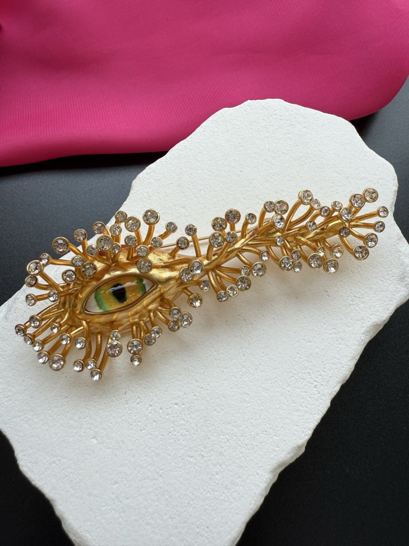 Брошь Schiaparelli в виде глаза