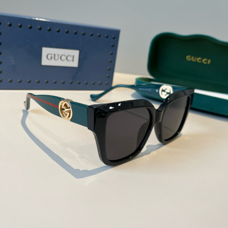 Солнцезащитные очки Gucci большие весенние