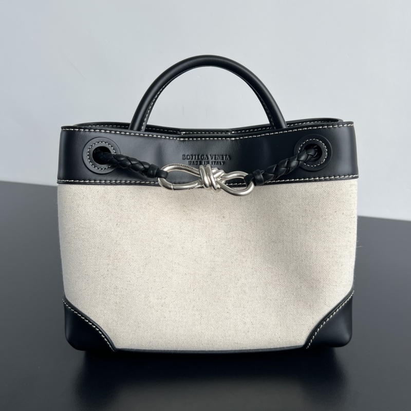 Сумка Bottega Veneta Andiamo из кожи и холста