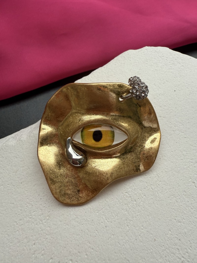 Брошь Schiaparelli в виде маски с глазом