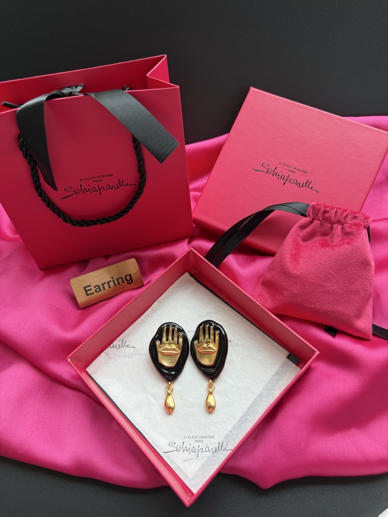 Серьги Schiaparelli с изображением рук и губ