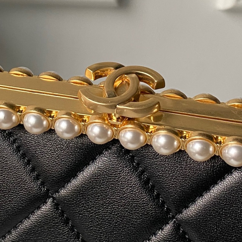 Черная сумка с жемчужной отделкой и золотой цепью Chanel