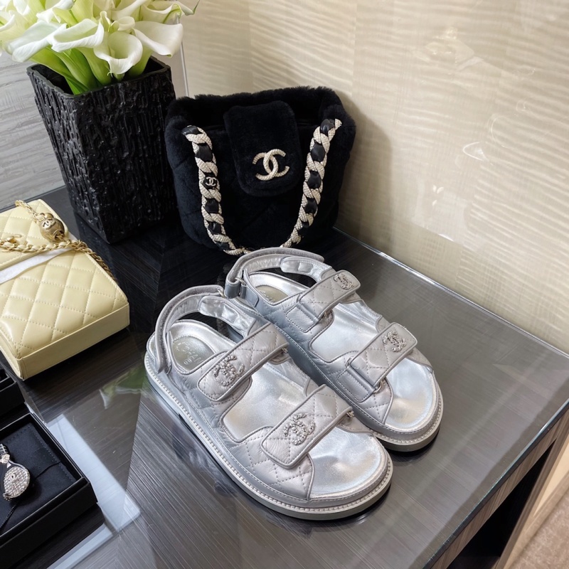 Сандалии Chanel серебристые с липучкой