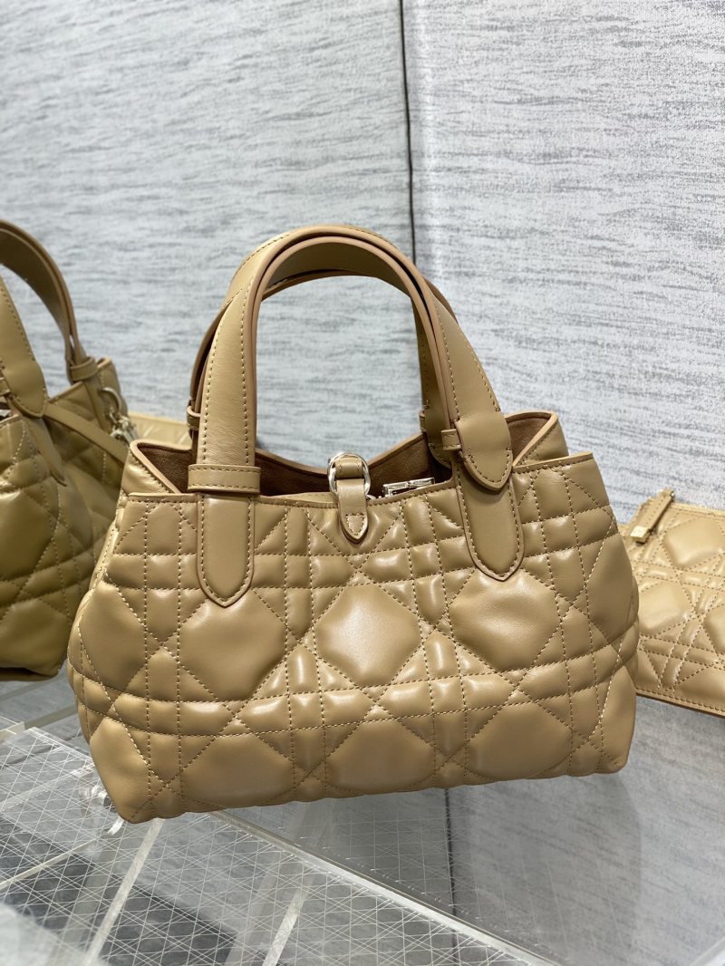 Сумка Dior с металлической фурнитурой
