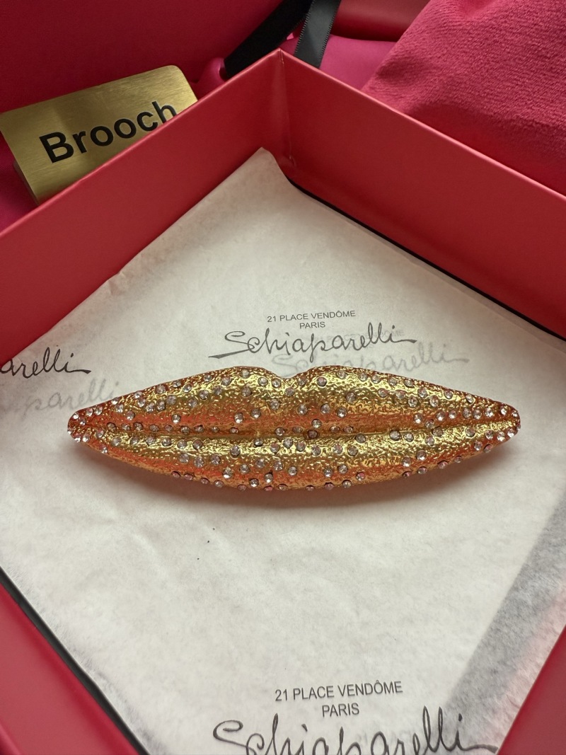Брошь в форме губ Schiaparelli