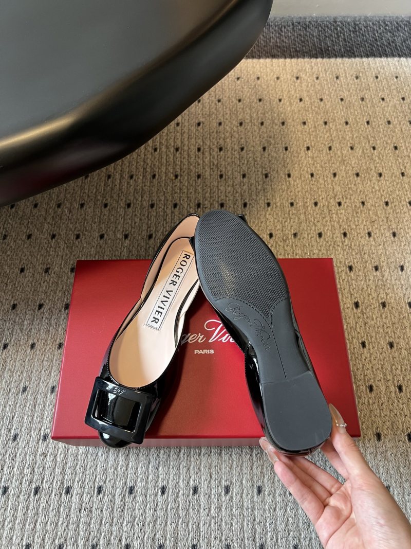 Классические туфли Roger Vivier с декоративной пряжкой