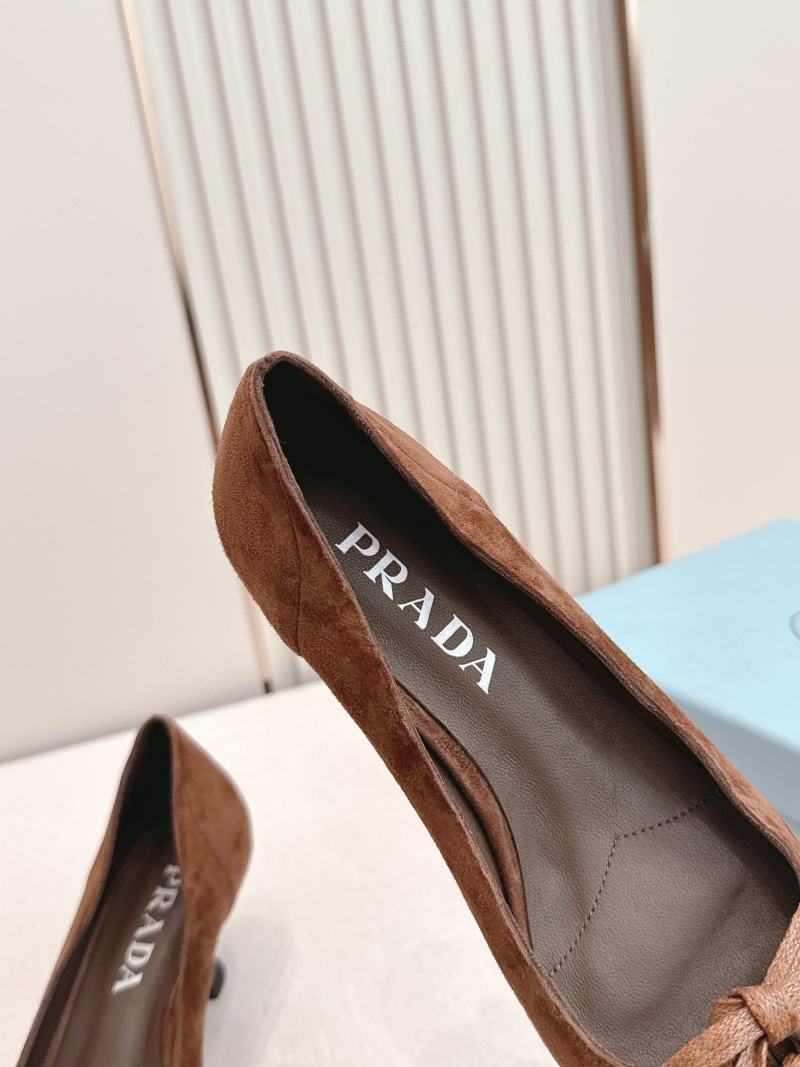 Женские туфли Prada на каблуке с декором