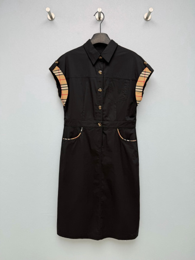 Чёрное платье Burberry с короткими рукавами и монограммой