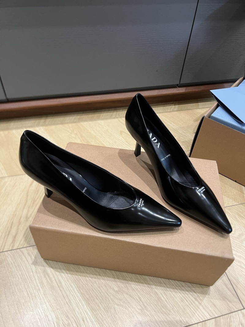 Черные лаковые туфли Prada с острым носом