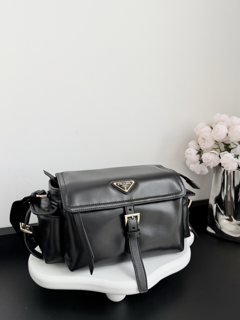 Чёрная сумка Prada из ламбры