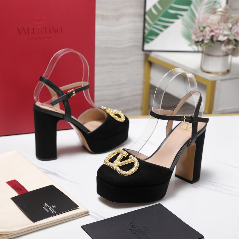 Черные замшевые босоножки на платформе с декоративной пряжкой Valentino Garavani