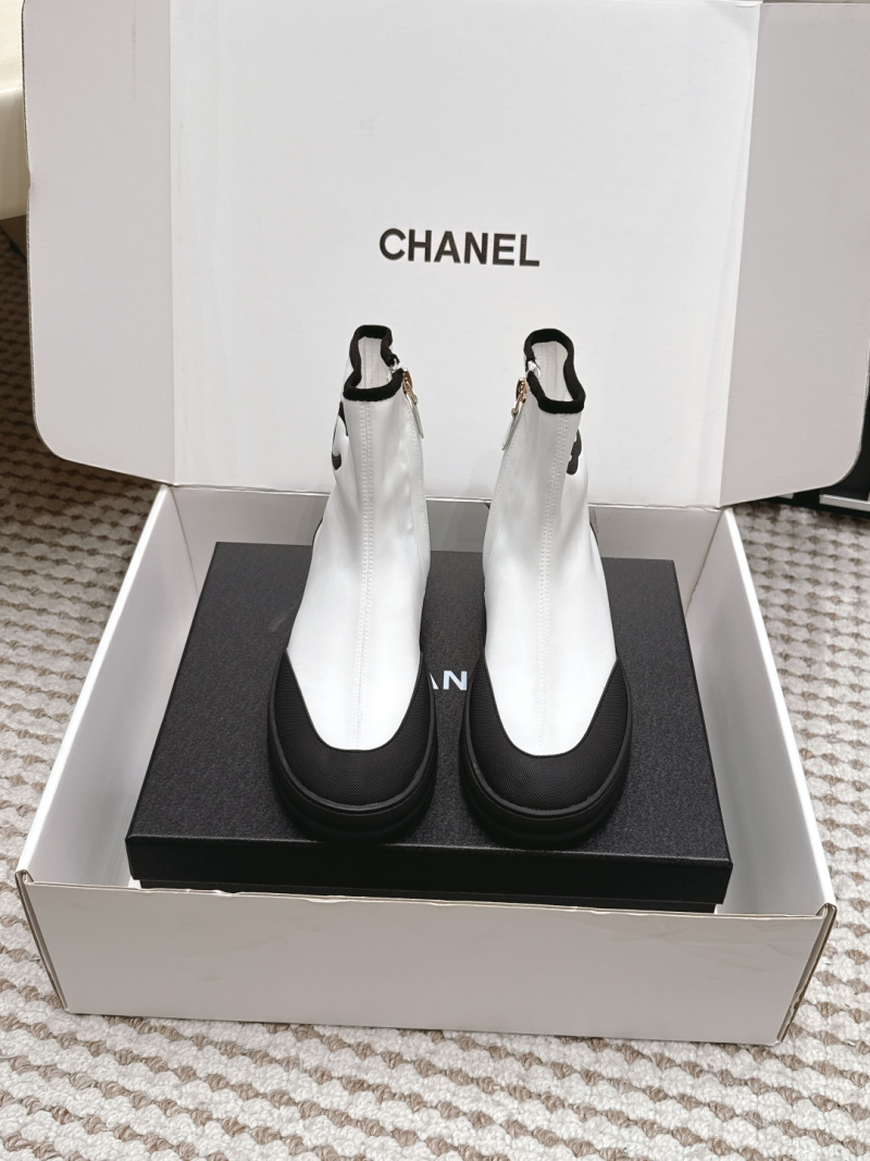 Белые эластичные ботинки с черной подошвой Chanel