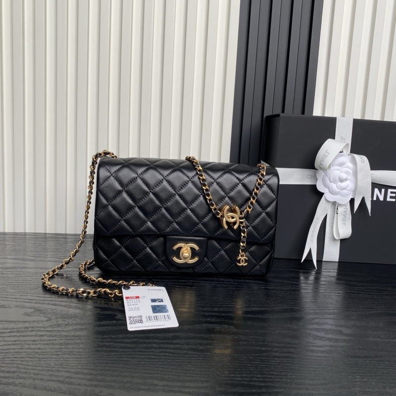 Чёрная сумка с золотистыми вставками и цепочкой Chanel