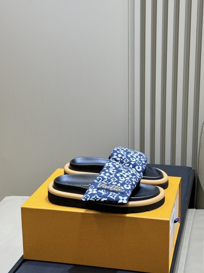 Шлёпанцы Louis Vuitton