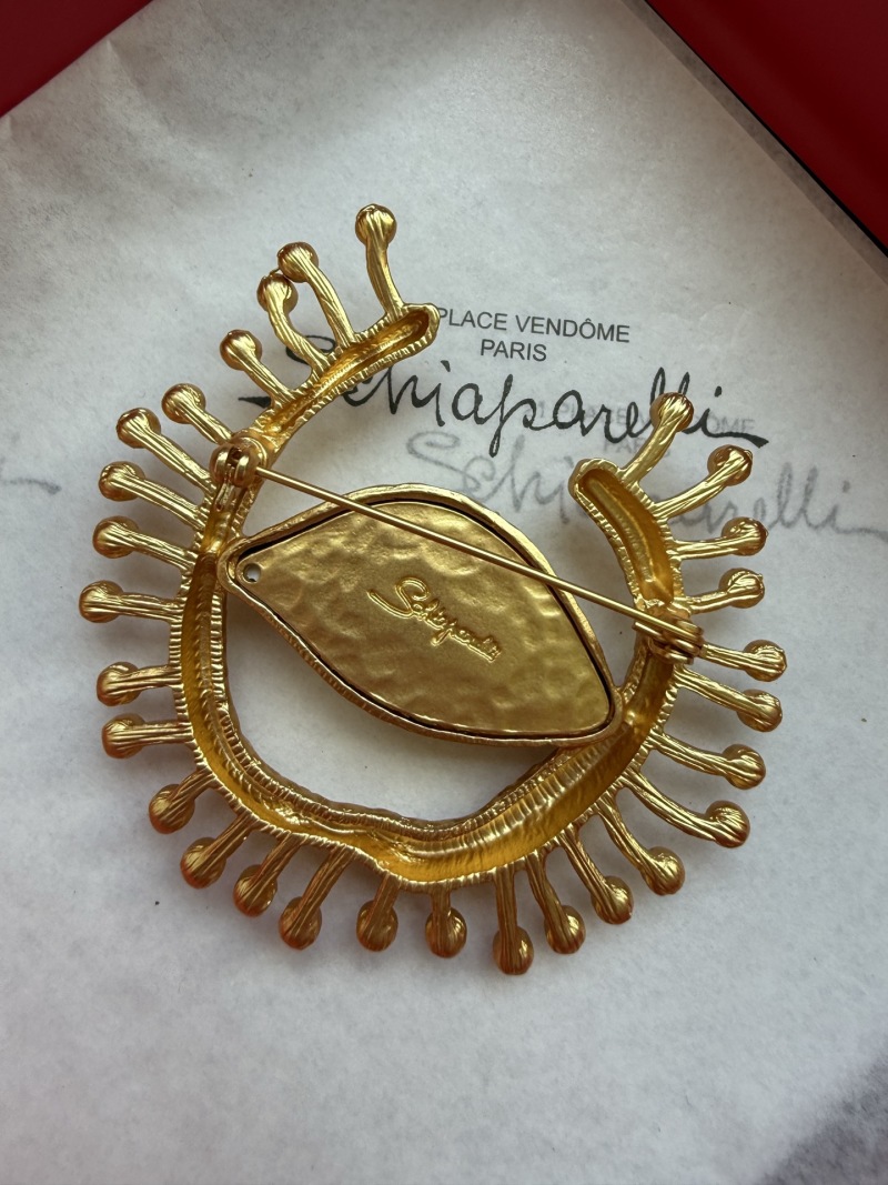 Брошь Schiaparelli в виде глаза