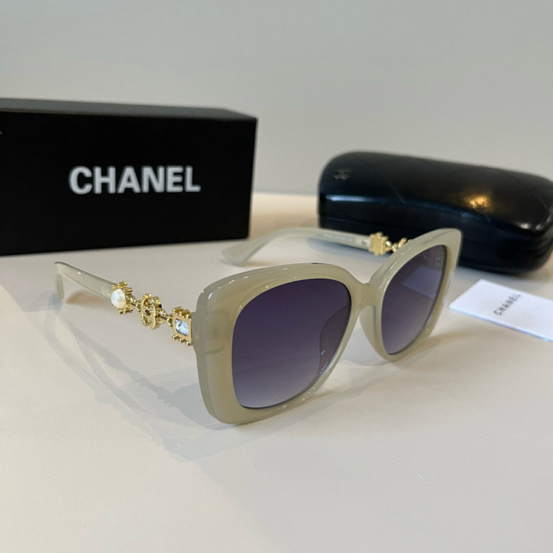 Солнцезащитные очки в светлой оправе Chanel