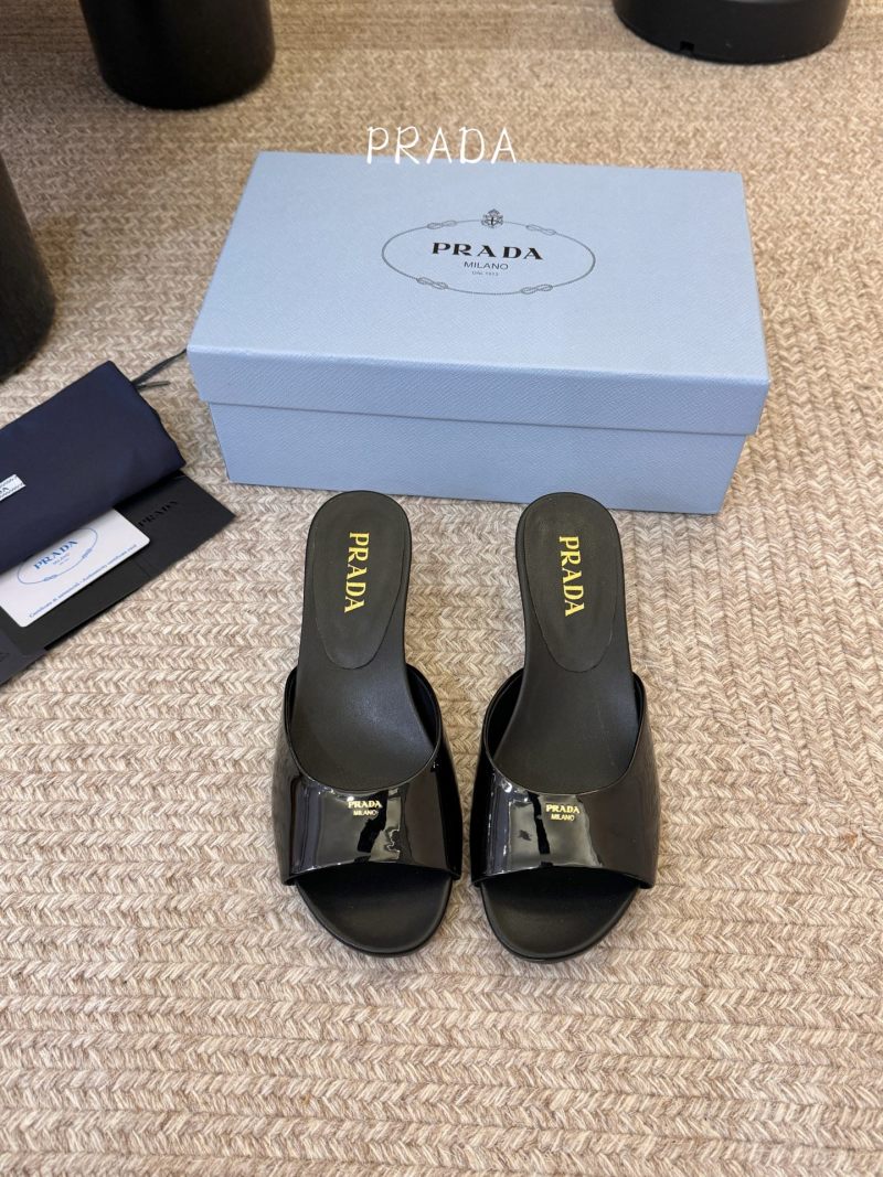Босоножки женские Prada на низком каблуке, лакированная кожа