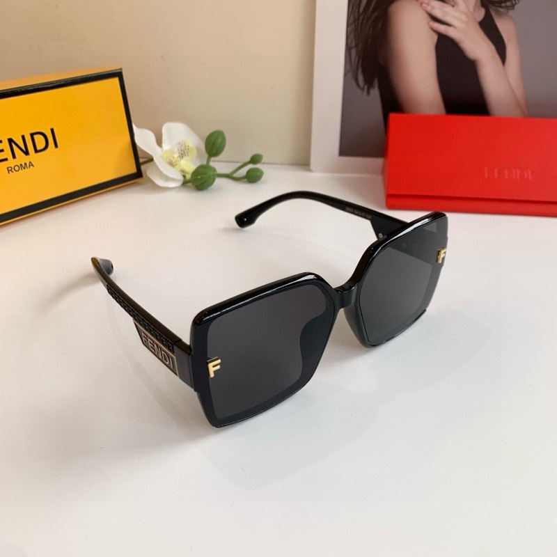 Солнечные очки Fendi черные квадратные