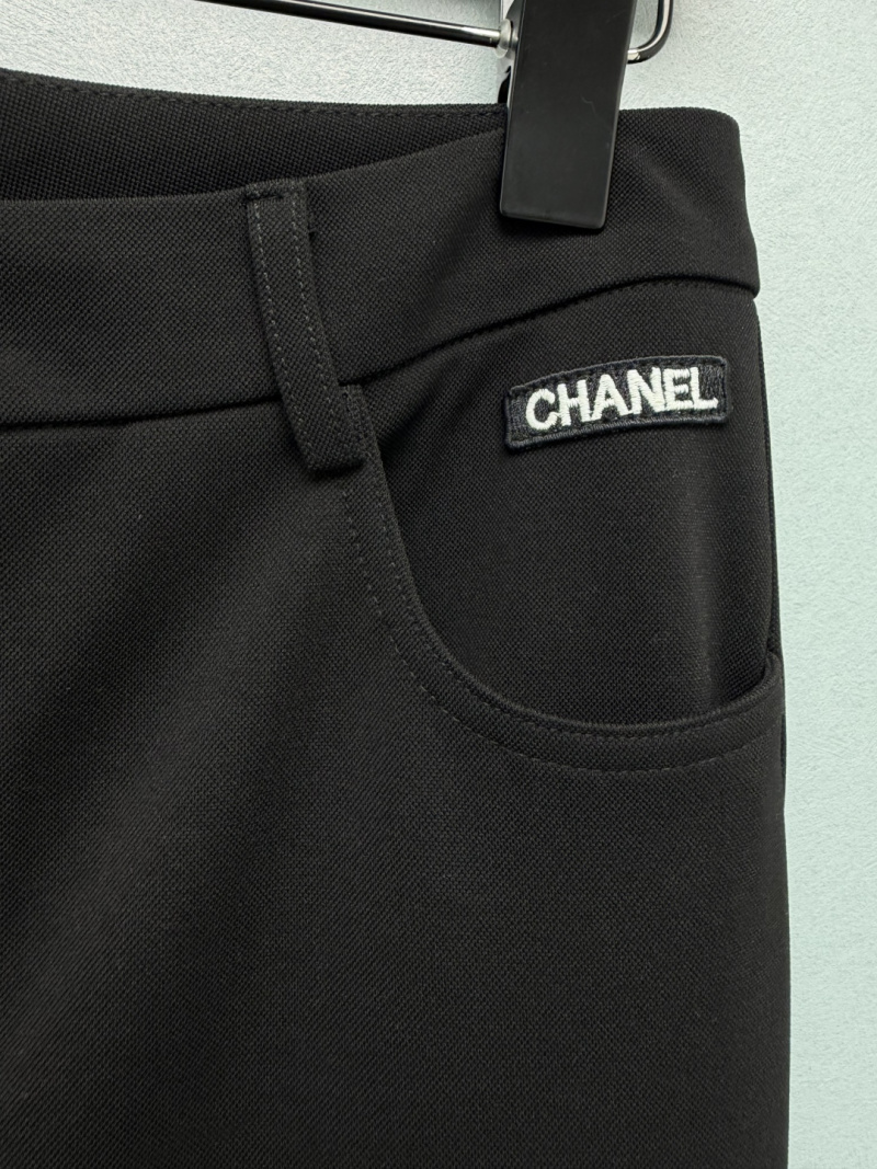 Чёрные брюки Chanel с золотой фурнитурой