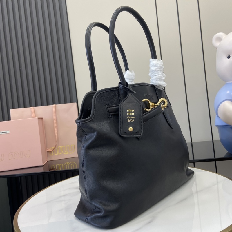 Черная кожаная сумка Miu Miu с ручками
