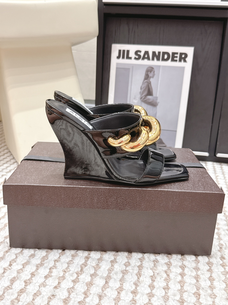 Женские мюли Alaia с золотым декором Alaïa