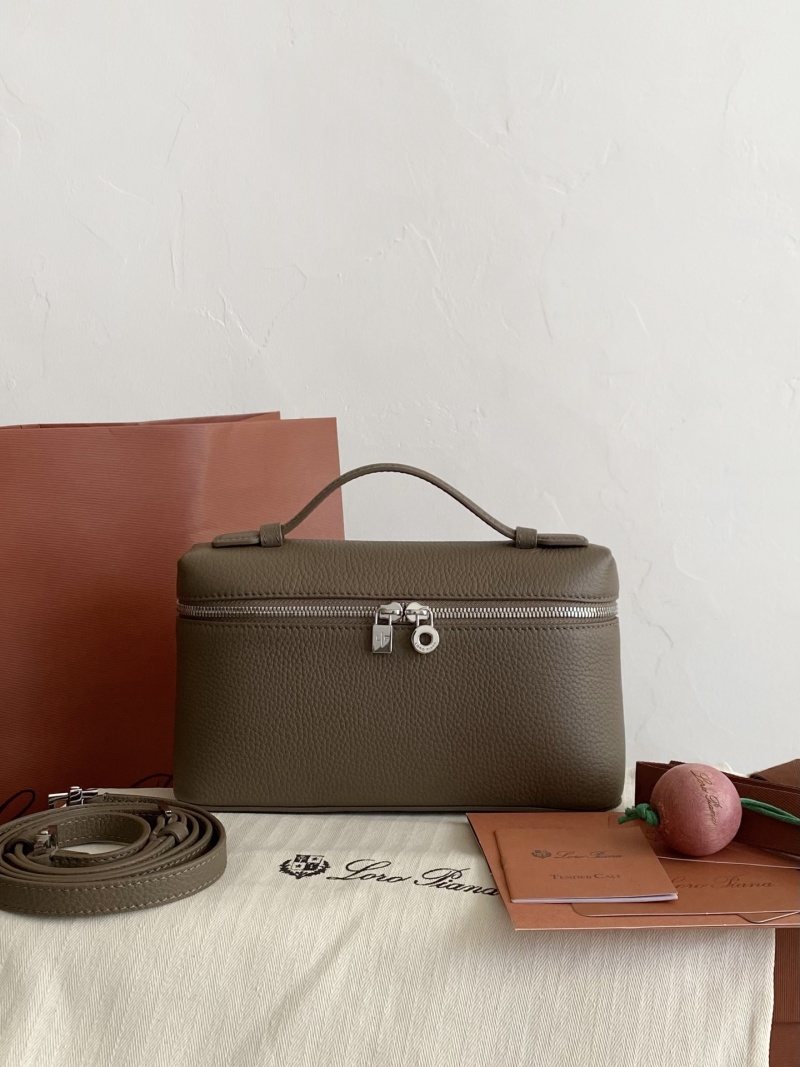 Сумка Loro Piana с металлической фурнитурой