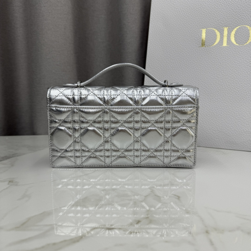 Мини-сумка кожаная серебристая с бантом Dior