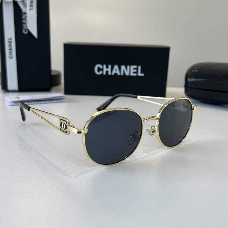 Солнечные очки в круглой золотой оправе Chanel