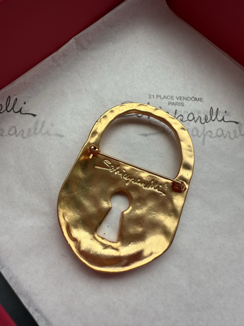 Брошь Schiaparelli в виде замка