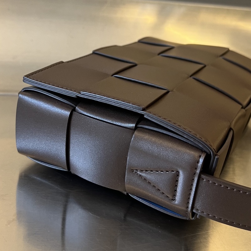 Плетеная кожаная сумка через плечо с пряжкой Bottega Veneta