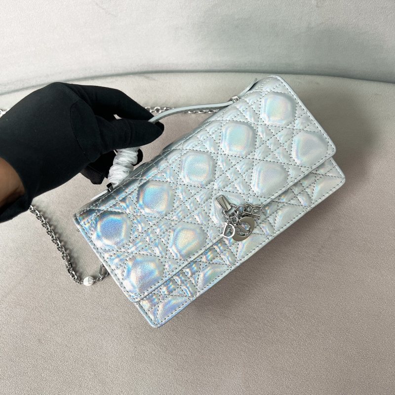 Сумка Dior с металлической цепочкой