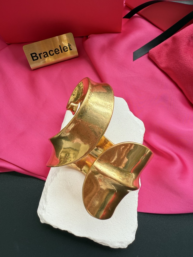 Золотистый браслет Schiaparelli