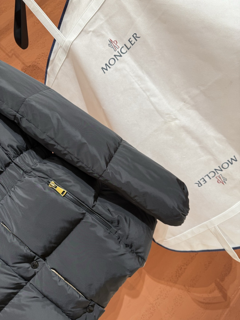 Пуховик Moncler