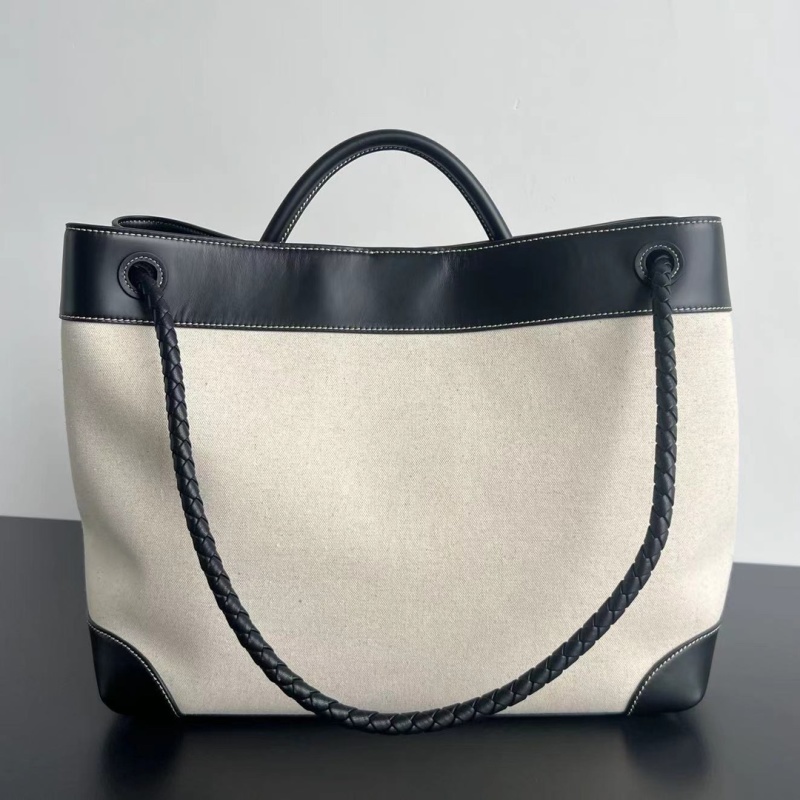 Сумка Bottega Veneta Andamo с плетеным ремешком