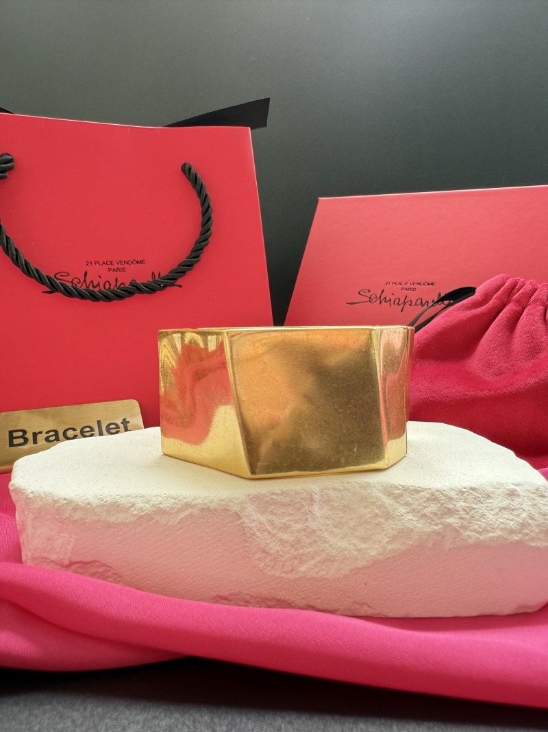 Золотистый браслет Schiaparelli