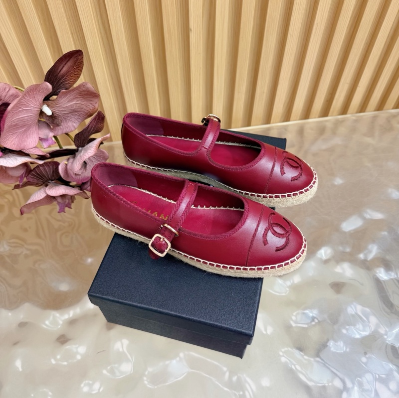Женские кожаные лоферы с подошвой и декоративным ремешком Chanel