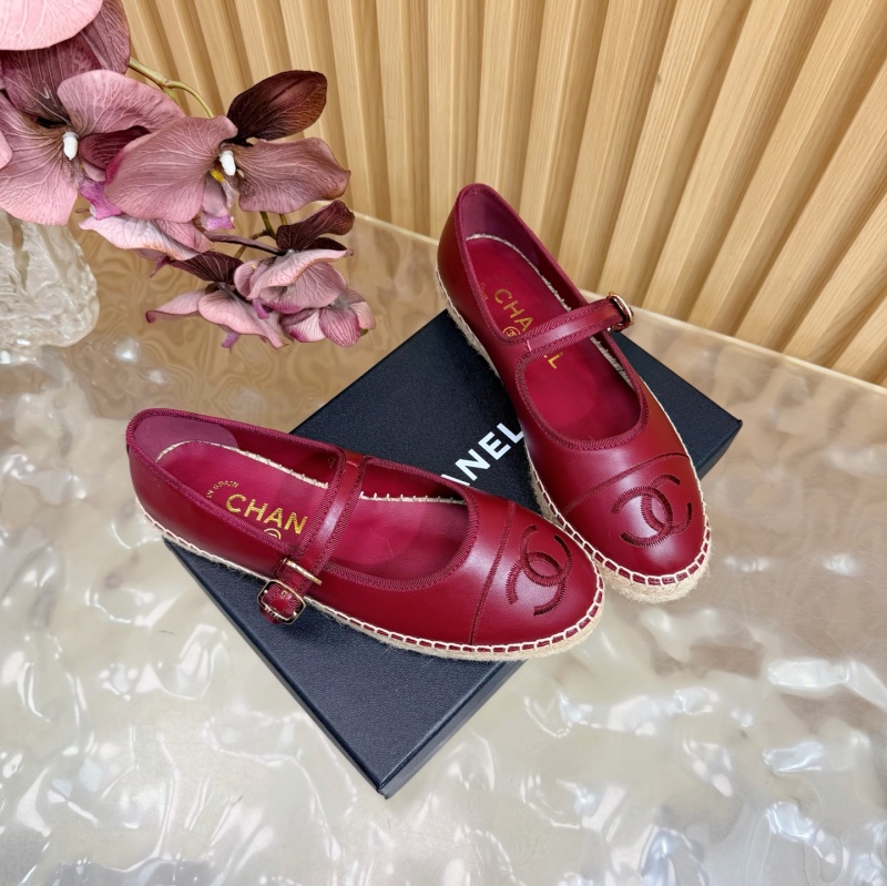 Женские кожаные лоферы с подошвой и декоративным ремешком Chanel