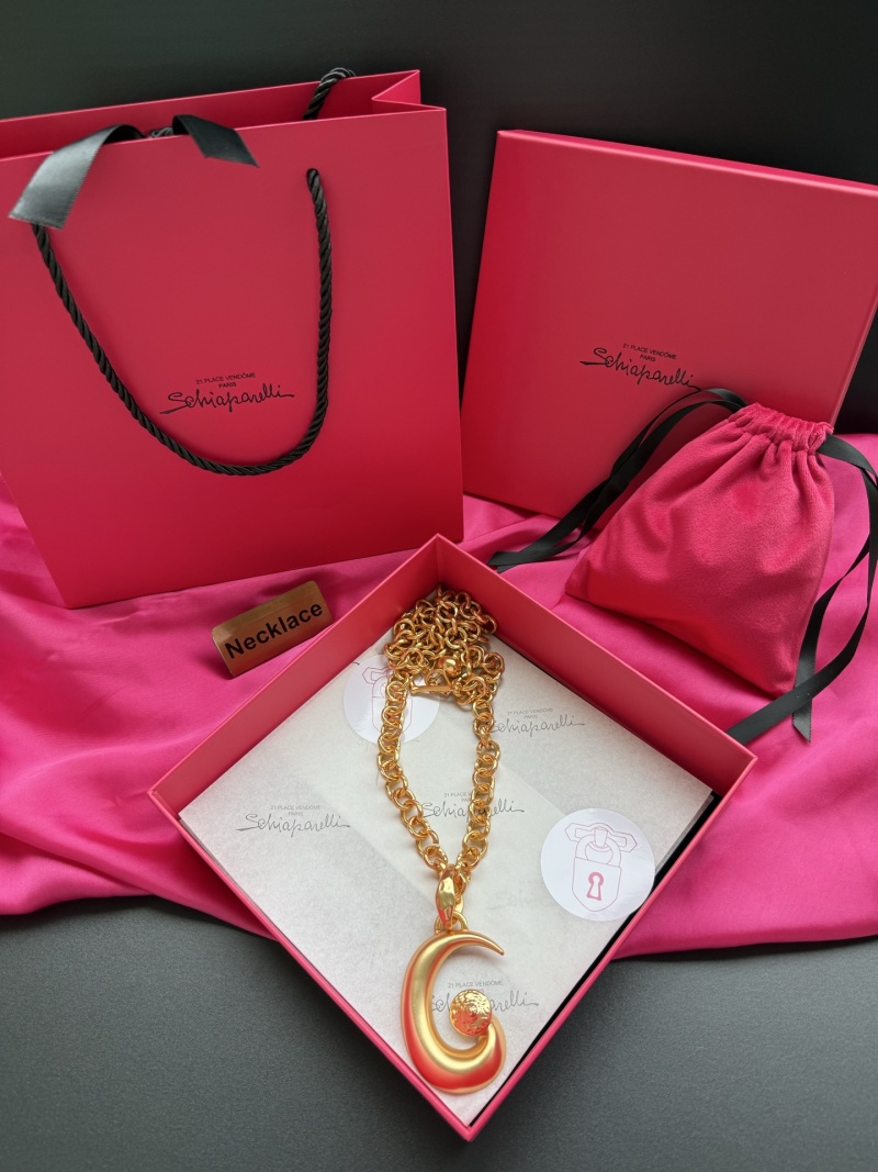 Золотистое колье с подвеской в виде буквы C Schiaparelli