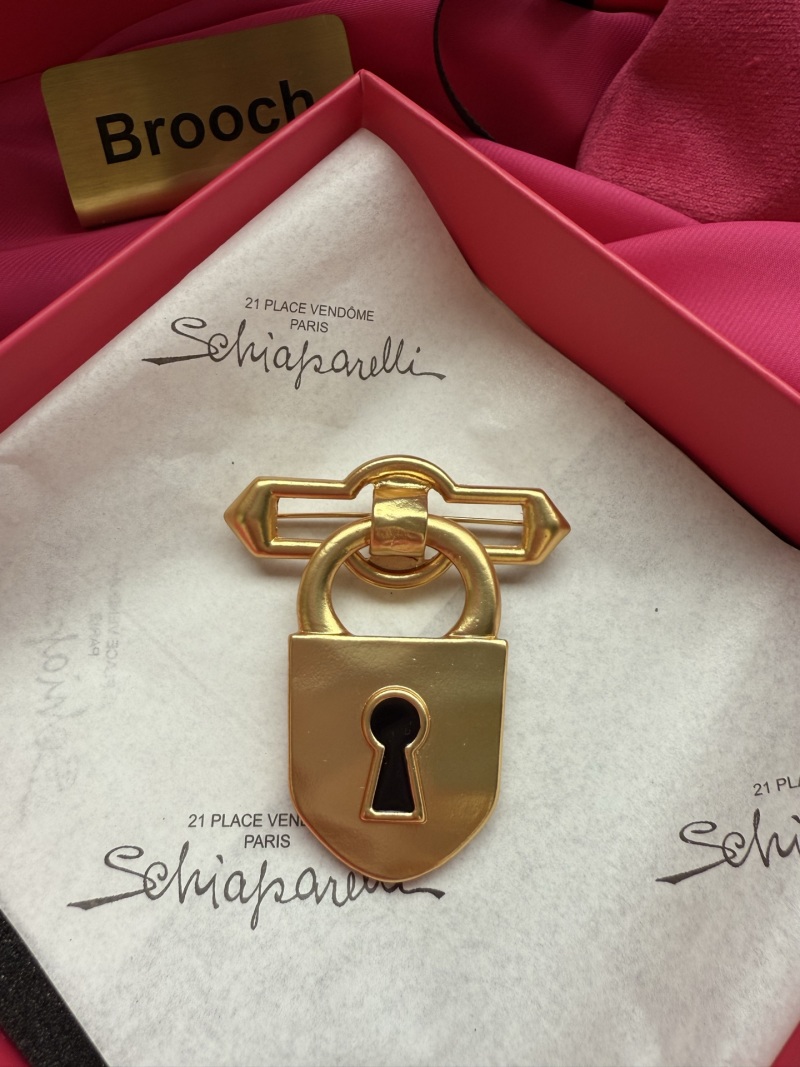 Брошь в виде замка Schiaparelli