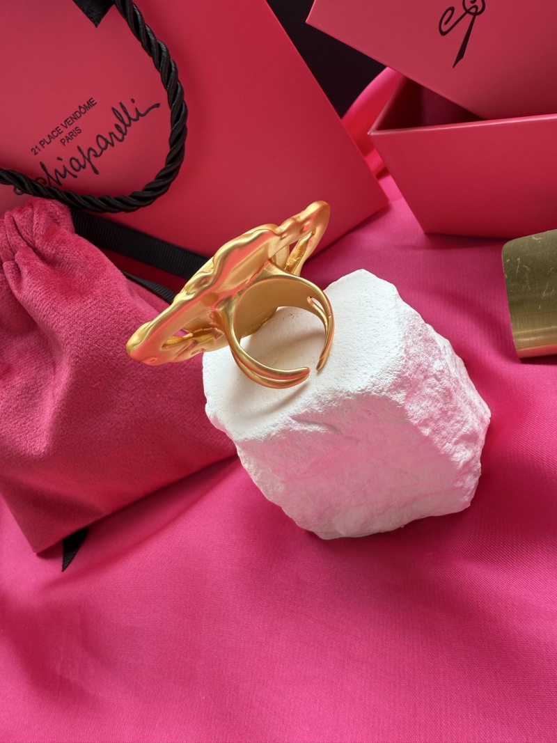 Золотистое кольцо с камнем Schiaparelli