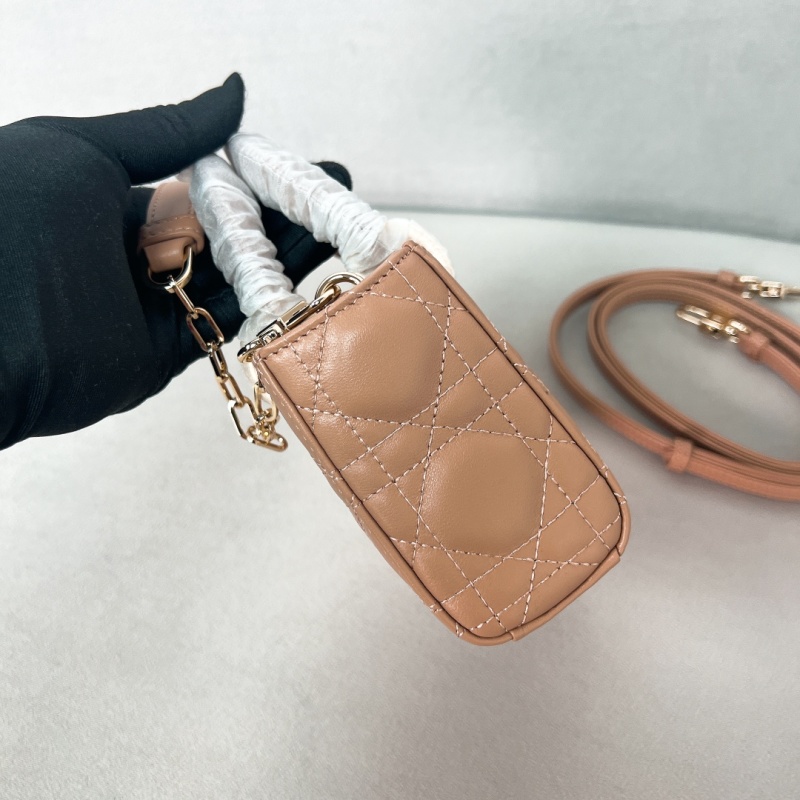 Женская сумка из кожи бежевого цвета с ручкой и ремнем Dior