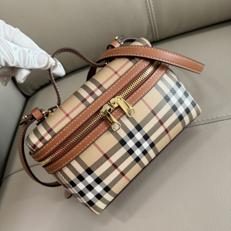 Сумка-визитница в клетку с ремешком Burberry