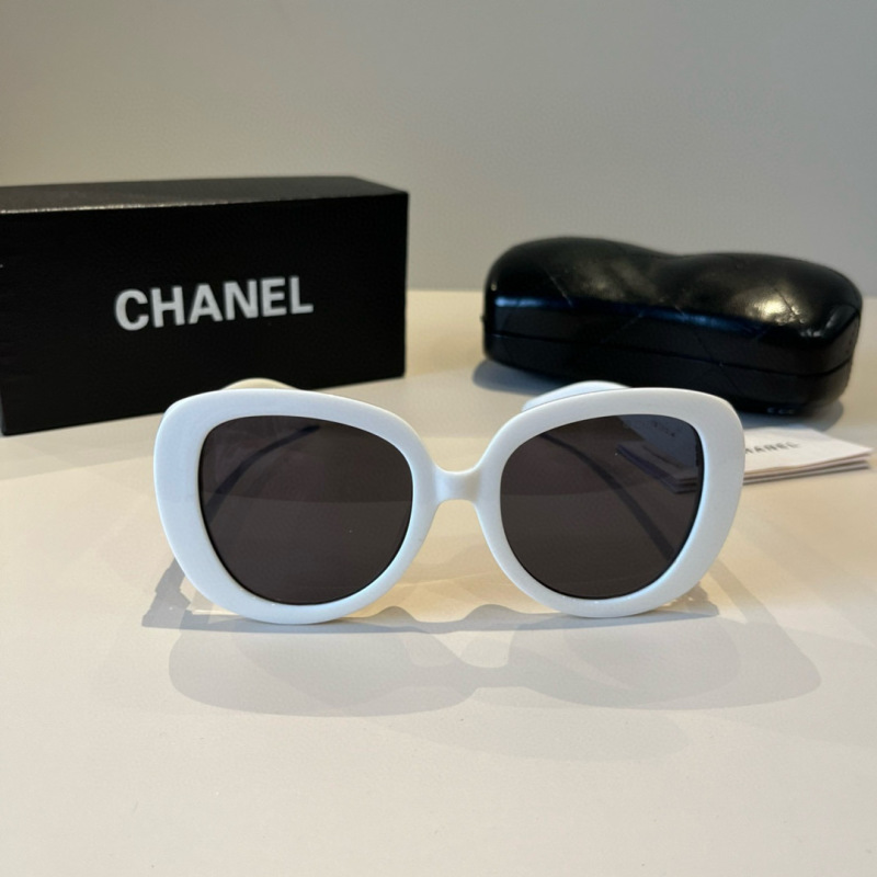 Белые солнцезащитные очки Chanel
