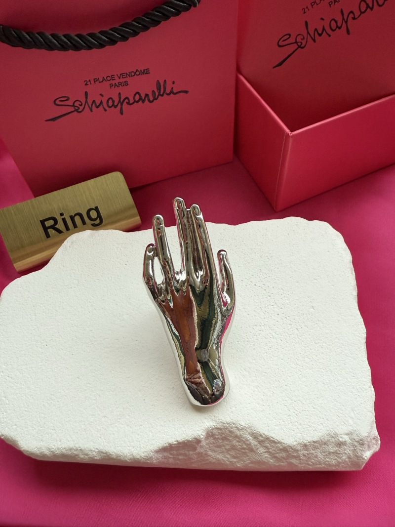 Кольцо в виде руки Schiaparelli