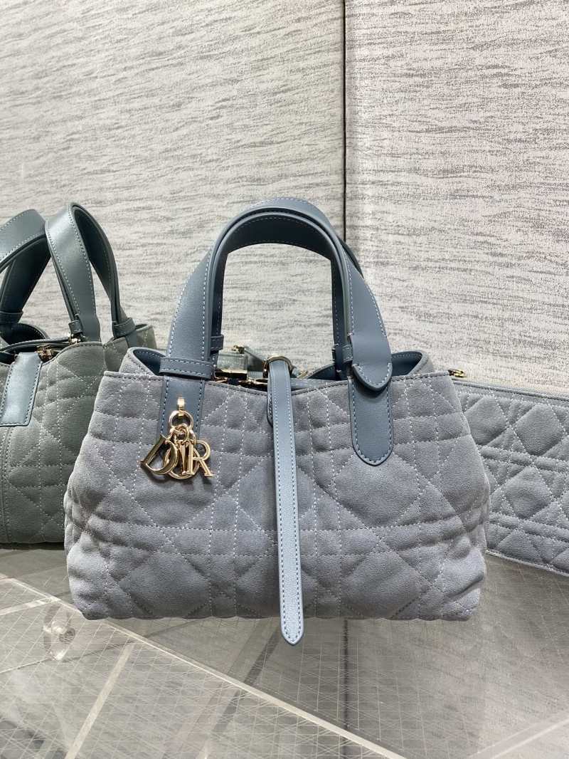 Сумка Dior с квилтингом и золотой фурнитурой